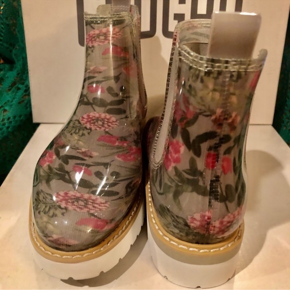 Cougar Kensington waterproof Chelsea boot.
Size 6 used - Picture 2 of 10